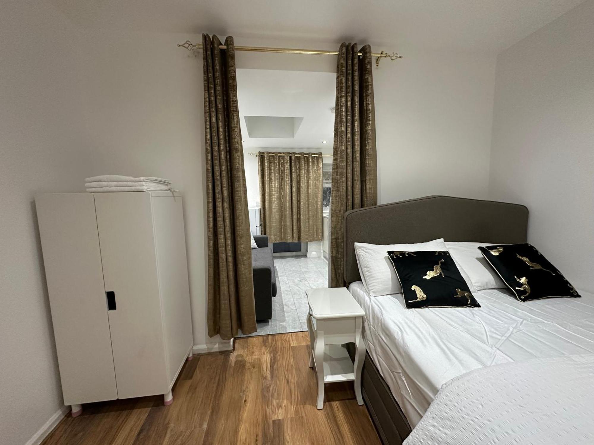 4Th Studio Flat With Private Own Bathroom A London Luxury Family Home Setup And Furnished With Double Bed Plus A Double Futon-Sofa Bed A Single Futon Bed A Baby Cot And Garden And Free Parking Exterior foto