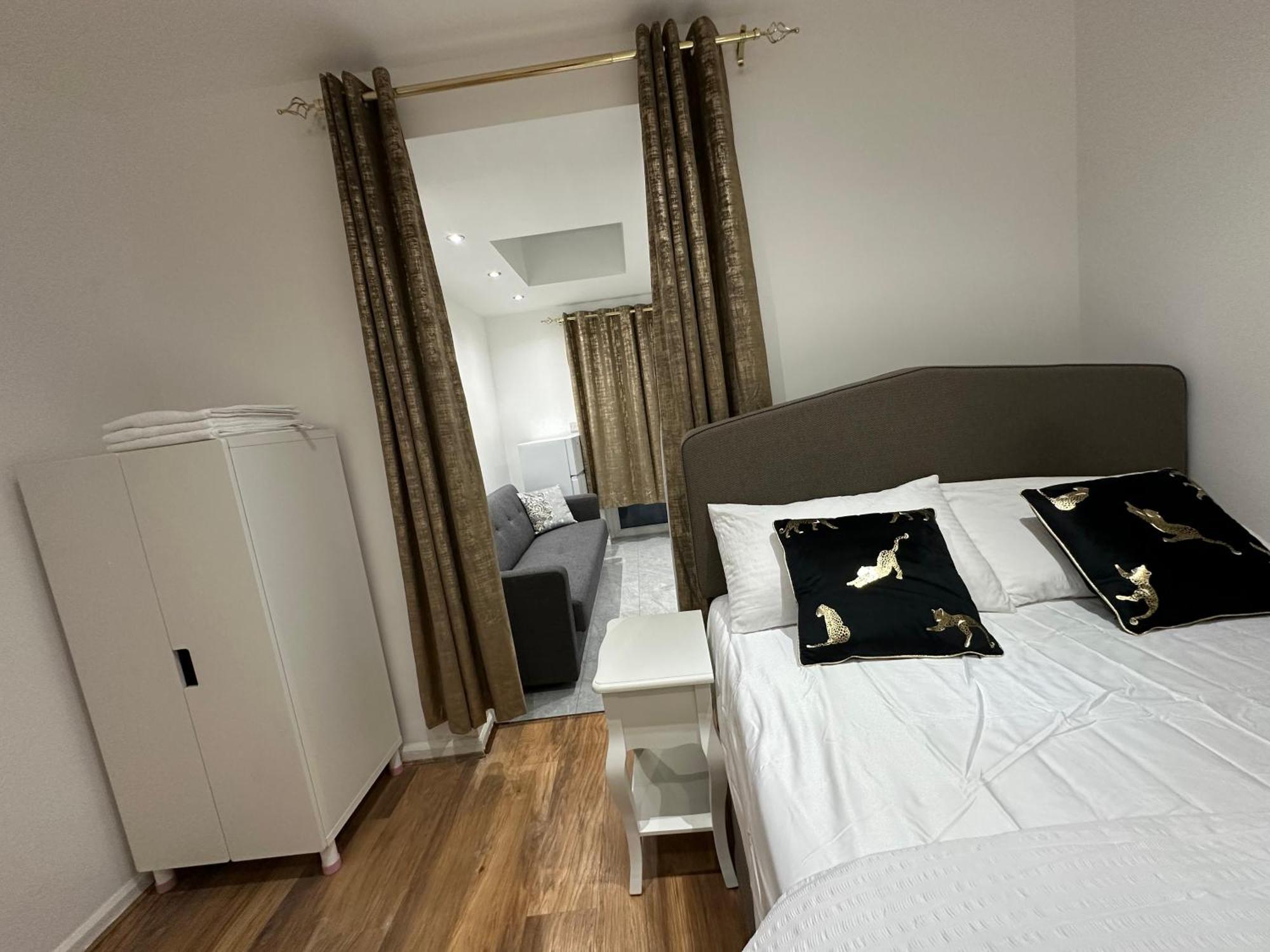 4Th Studio Flat With Private Own Bathroom A London Luxury Family Home Setup And Furnished With Double Bed Plus A Double Futon-Sofa Bed A Single Futon Bed A Baby Cot And Garden And Free Parking Exterior foto