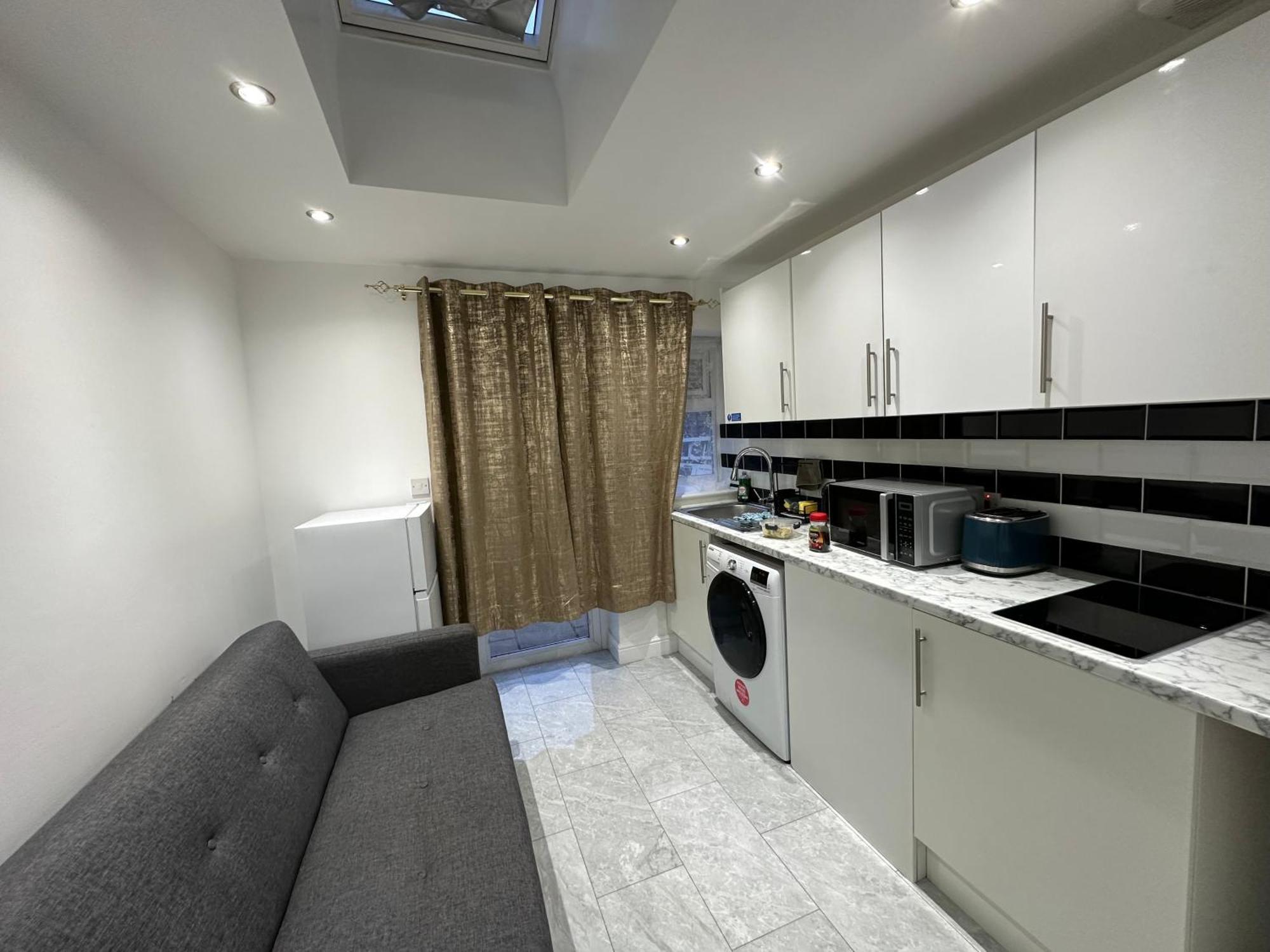 4Th Studio Flat With Private Own Bathroom A London Luxury Family Home Setup And Furnished With Double Bed Plus A Double Futon-Sofa Bed A Single Futon Bed A Baby Cot And Garden And Free Parking Exterior foto