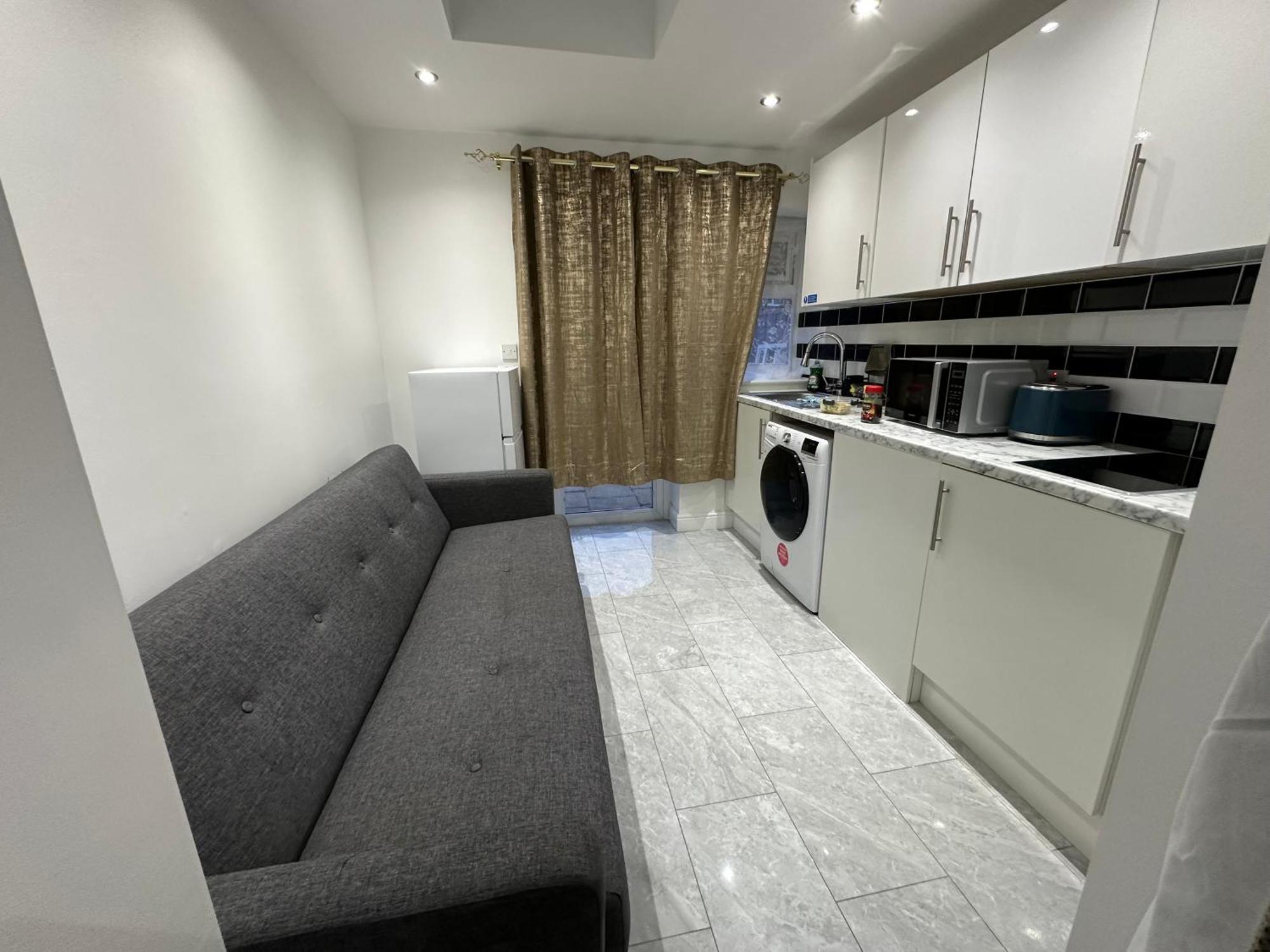 4Th Studio Flat With Private Own Bathroom A London Luxury Family Home Setup And Furnished With Double Bed Plus A Double Futon-Sofa Bed A Single Futon Bed A Baby Cot And Garden And Free Parking Exterior foto