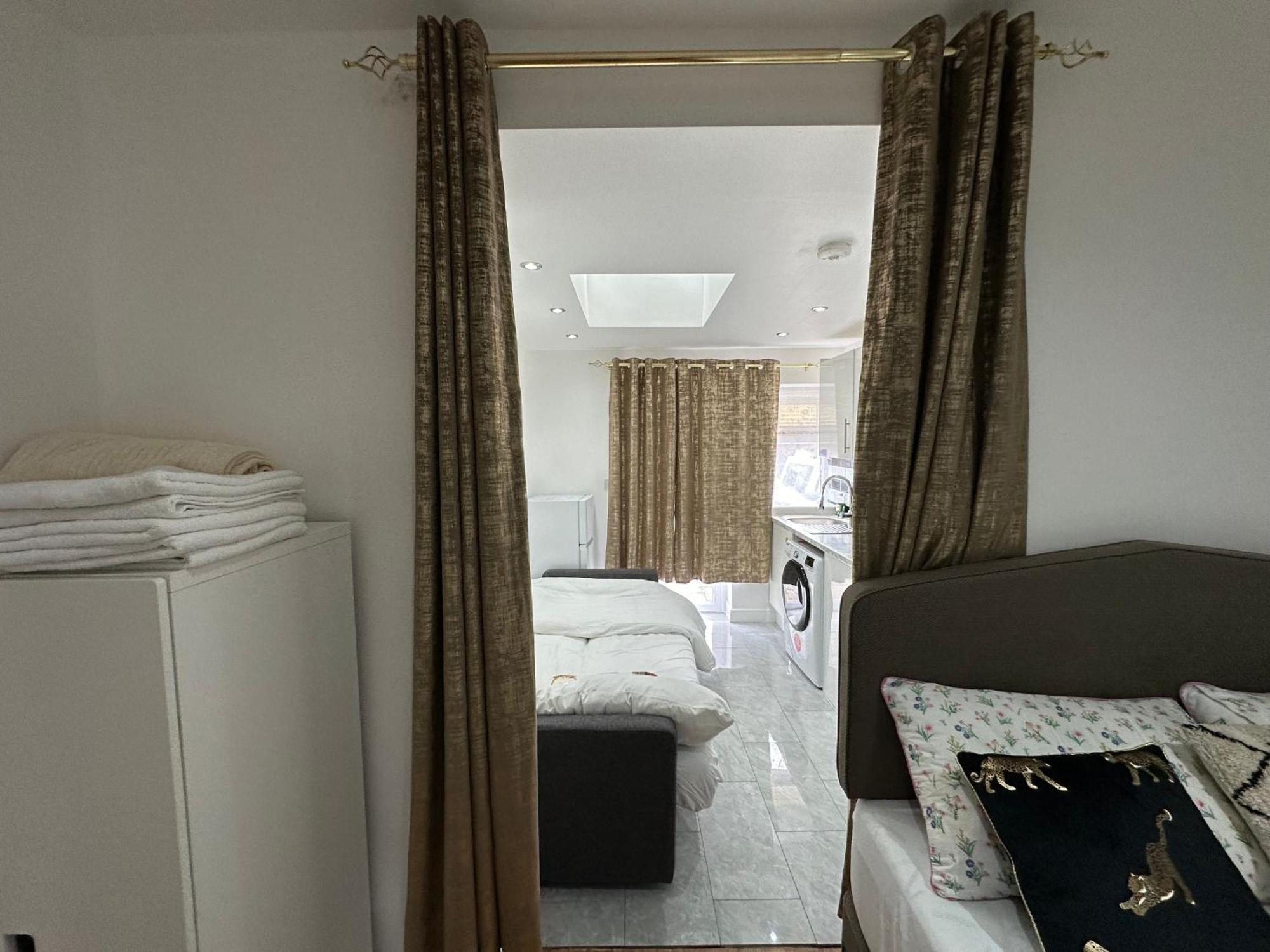 4Th Studio Flat With Private Own Bathroom A London Luxury Family Home Setup And Furnished With Double Bed Plus A Double Futon-Sofa Bed A Single Futon Bed A Baby Cot And Garden And Free Parking Exterior foto
