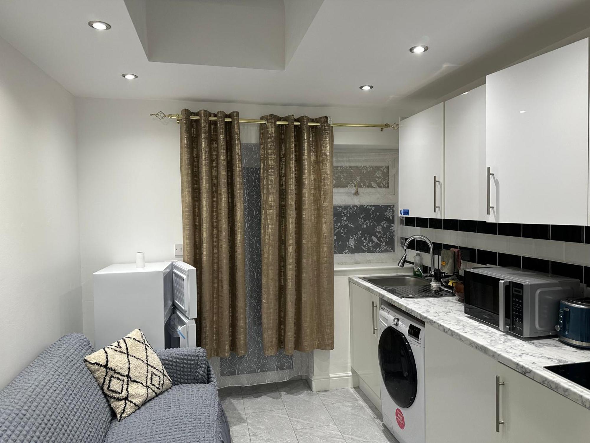4Th Studio Flat With Private Own Bathroom A London Luxury Family Home Setup And Furnished With Double Bed Plus A Double Futon-Sofa Bed A Single Futon Bed A Baby Cot And Garden And Free Parking Exterior foto