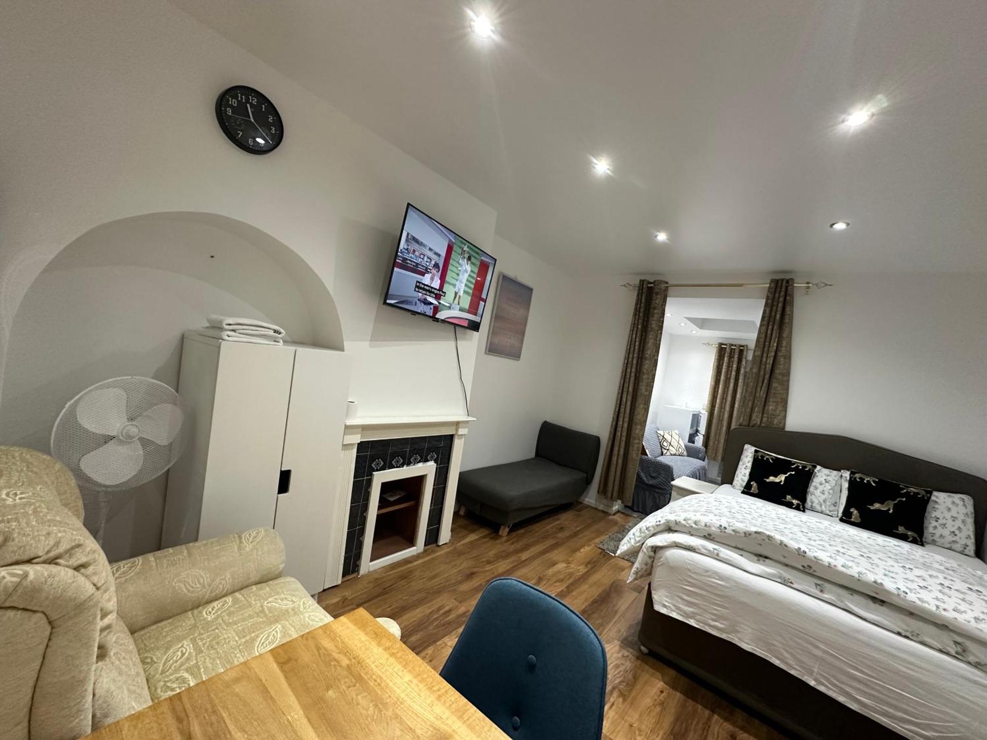 4Th Studio Flat With Private Own Bathroom A London Luxury Family Home Setup And Furnished With Double Bed Plus A Double Futon-Sofa Bed A Single Futon Bed A Baby Cot And Garden And Free Parking Exterior foto