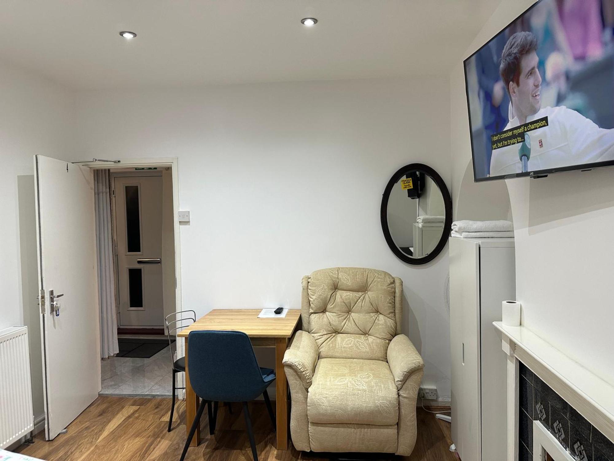 4Th Studio Flat With Private Own Bathroom A London Luxury Family Home Setup And Furnished With Double Bed Plus A Double Futon-Sofa Bed A Single Futon Bed A Baby Cot And Garden And Free Parking Exterior foto